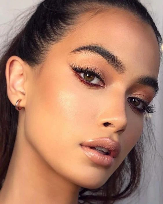 Guía de delineado: qué tonos elegir para resaltar tu color de ojos y cómo aplicarlos