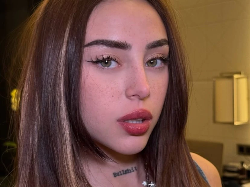 Nicki Nicole deslumbró en los Premios Grammy con un vestido blanco etéreo y ultra femenino