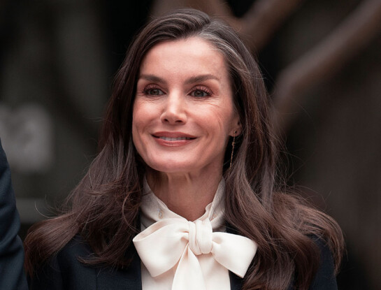 Alerta tendencia: Letizia Ortiz confirma que la blusa con moño será la prenda más chic del 2026