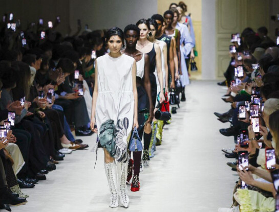 Prada otoño-invierno 2026/27: Miuccia Prada y Raf Simons apuestan por la moda reutilizable