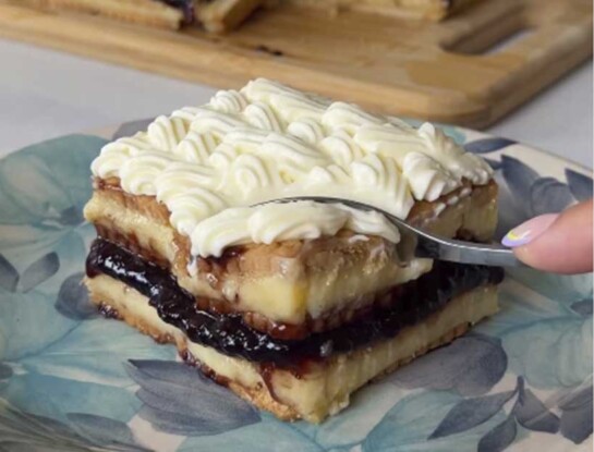 Postre fácil y sin horno: la receta de la torta cremosa de galletitas con pastelera y ganache blanca