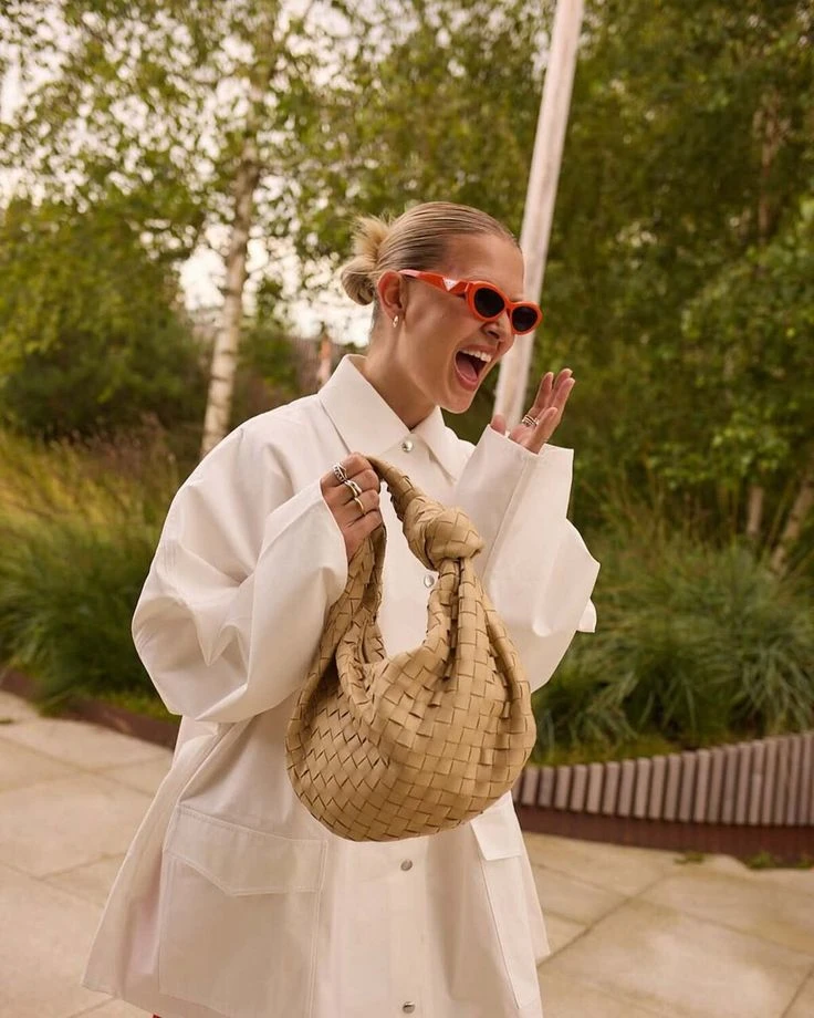 Bolso trenzado: de la pasarela al look urbano con el sello de Bottega Veneta