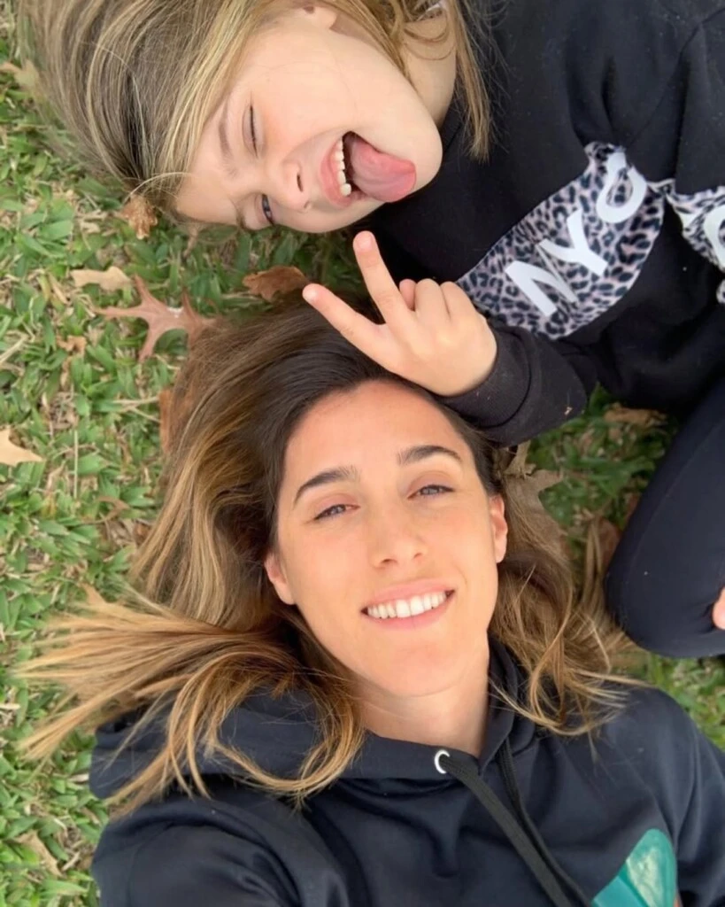 Soledad junto a su hija menor, Regina.