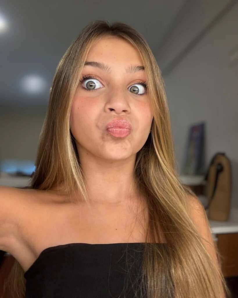 El recorrido visual cerró con imágenes más recientes, donde Regina ya se muestra como una adolescente con estilo propio.