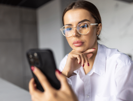 Por qué después de las vacaciones te cuesta más leer el celular y cómo solucionarlo