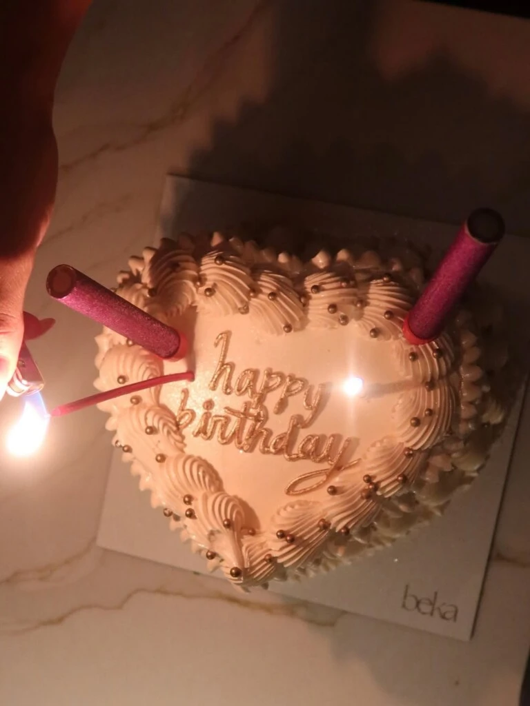 A la medianoche llegó la escena central: una gran torta en forma de corazón con detalles dorados y la inscripción “Happy Birthday”. 