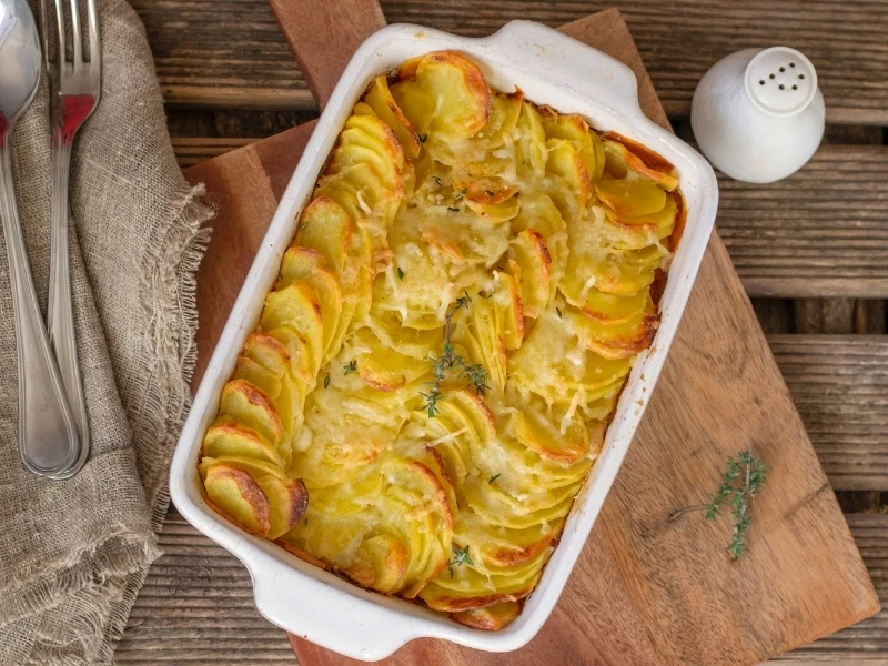 Papas gratinadas con crema y cebolla: la receta para que queden perfectas

