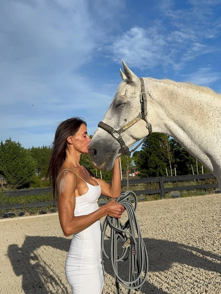 “Rodeada de animales, así es como se pasa un buen día 🐎”, escribió María junto a imágenes donde se la ve sonriente, abrazando y acariciando caballos.