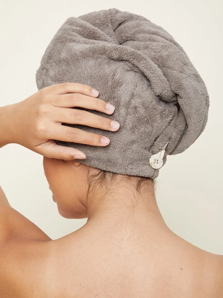 Según Scarano, la fricción daña la cutícula, lo que provoca frizz, rotura y debilitamiento. Foto: Pinterest.