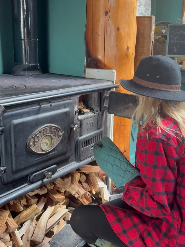 Así es la casa rústica de Carola del Bianco y Paquito Mayorga en Villa La Angostura