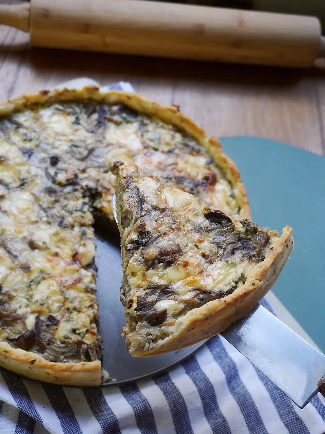 Tarta casera de cebolla, hongos y queso azul