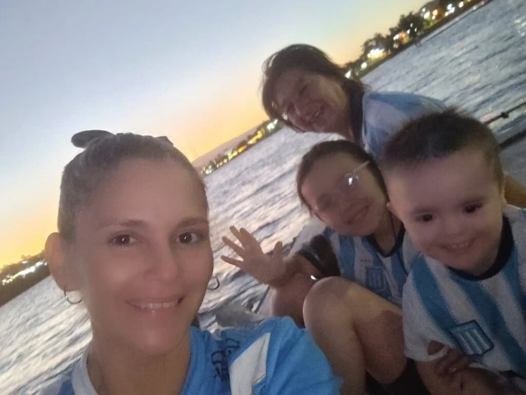 Belén Giménez arrojó las cenizas de René Bertrand en el lago de Carlos Paz y compartió el emotivo momento con sus hijos