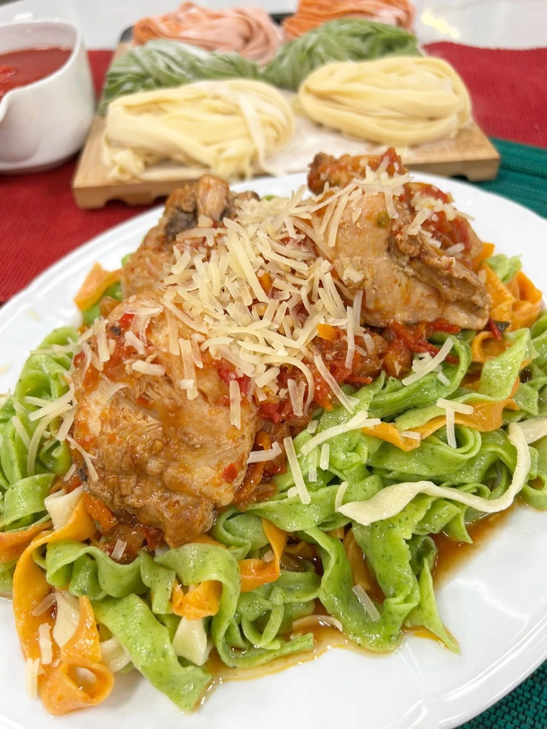 Tallarines tricolor con polpettines de pollo y pesto de tomate