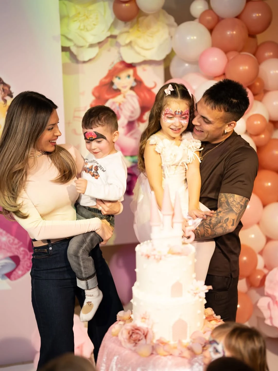 Agus Gandolfo y Lautaro Martínez junto a sus hijos Nina y Theo.