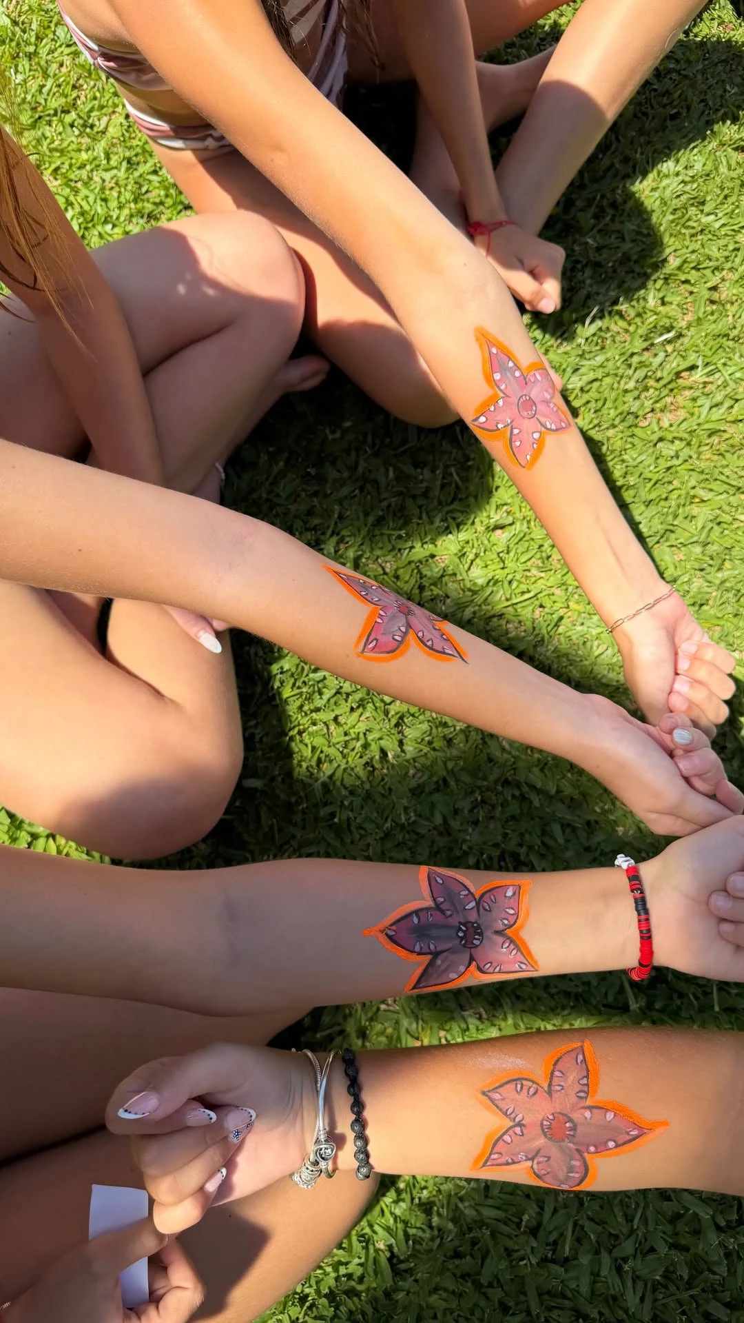 Los chicos tuvieron un sector de body painting de la serie. Fotos: IG.