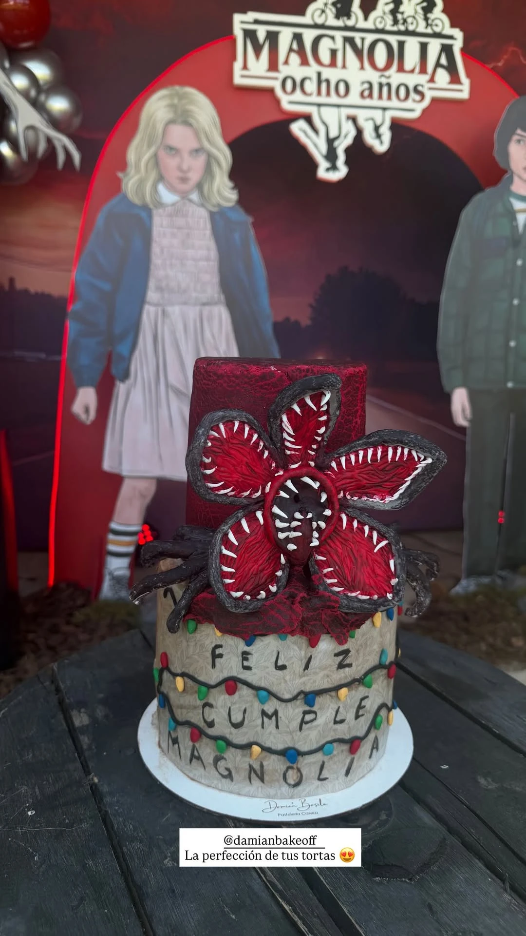 La torta estuvo decorada con los demogorgones, los villanos de Stranger Things. Fotos: IG.
