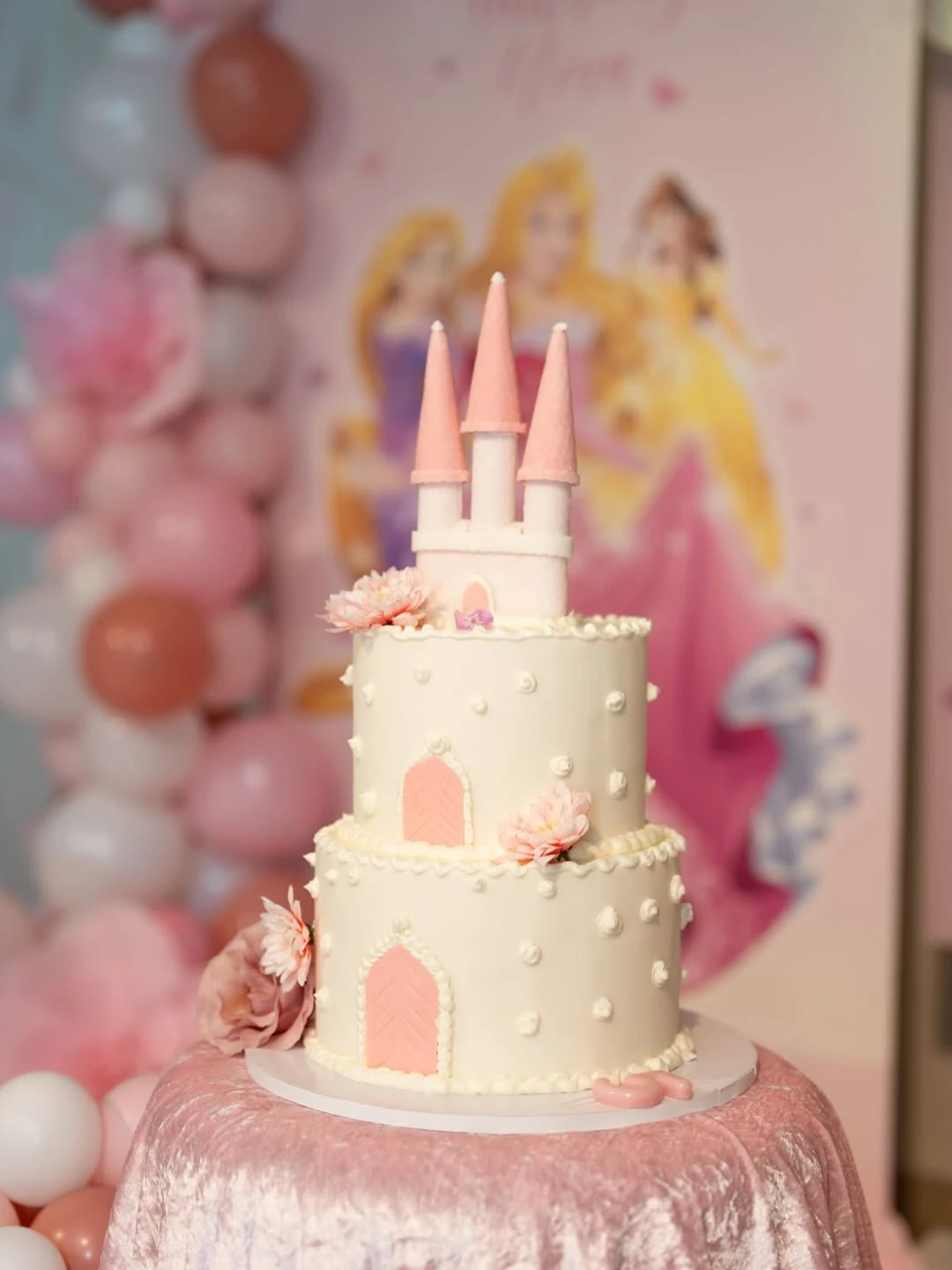 La torta fue un castillo de cuentos de hadas.