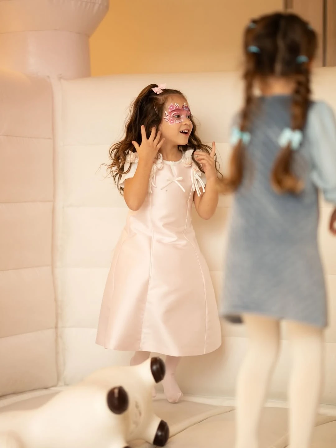 El look de Nina fue un vestido rosa con delicados detalles.