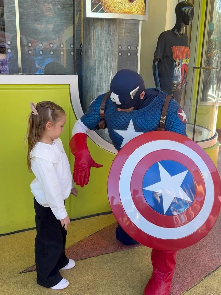 Anita Moritán junto al personaje del Capitán América.