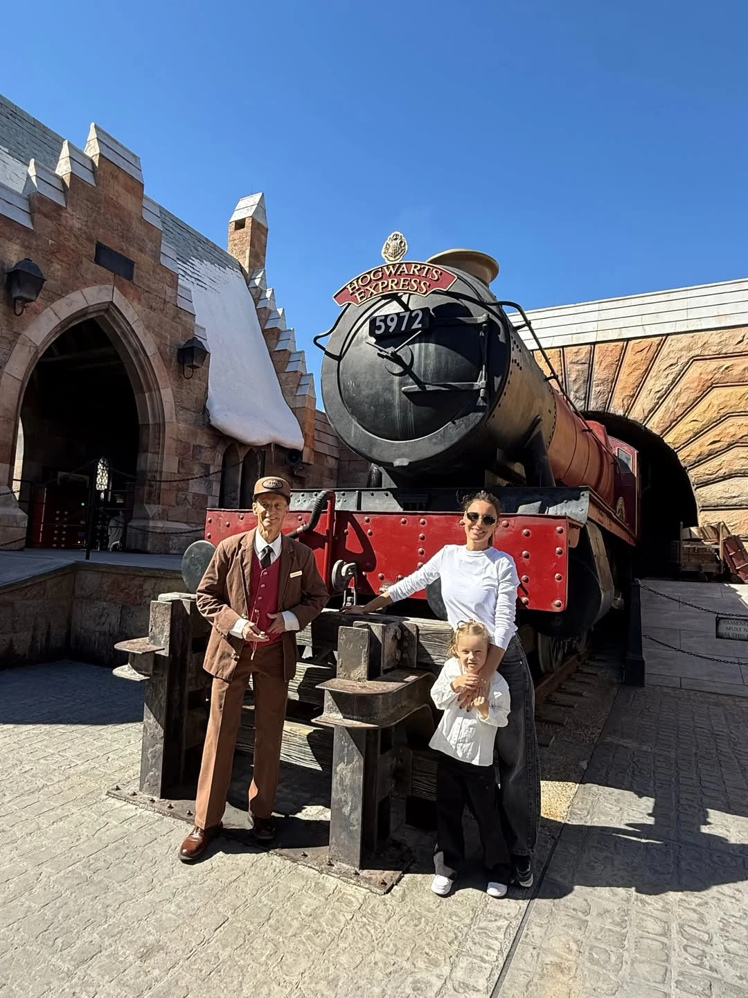 Pampita y Anita en el área temática de Harry Potter.