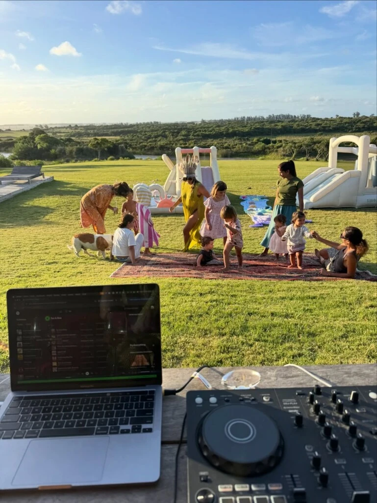 El evento se celebró al aire libre y hubo inflables y peloteros.