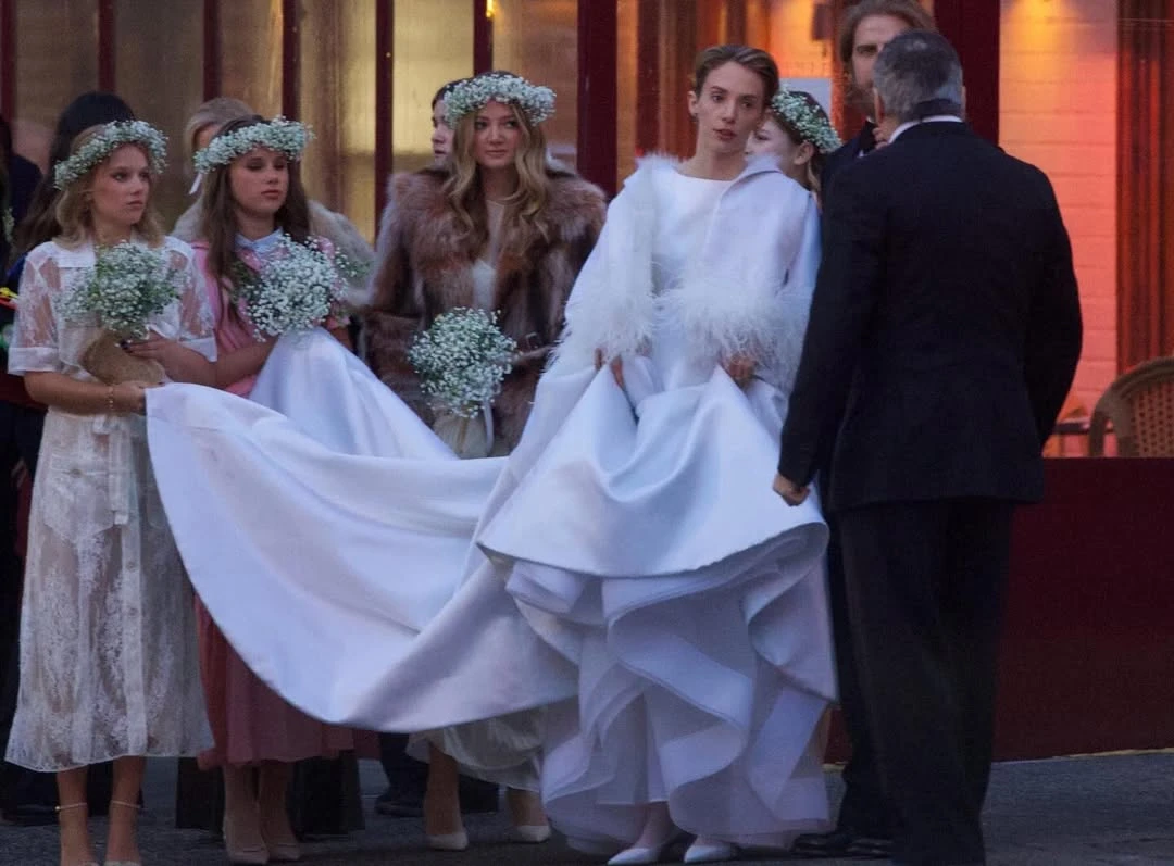 El look minimalista de Maya Hawke: así fue la boda sorpresa en San Valentín de la hija de Ethan Hawke y Uma Thurman