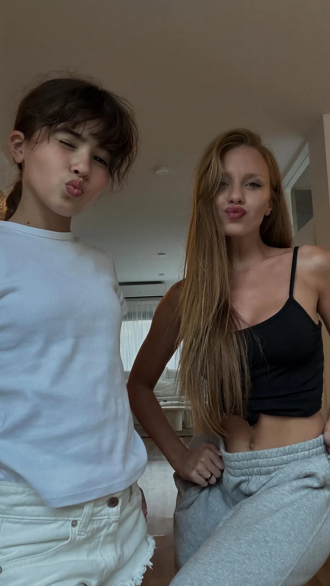 Rufina Cabré y Rocío Pardo se divierten con unb baile viral