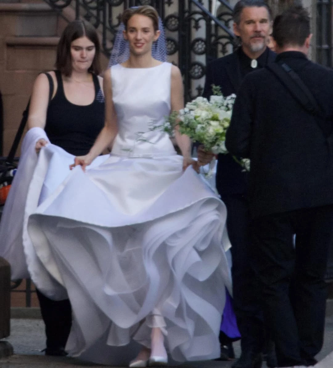 El look minimalista de Maya Hawke: así fue la boda sorpresa en San Valentín de la hija de Ethan Hawke y Uma Thurman