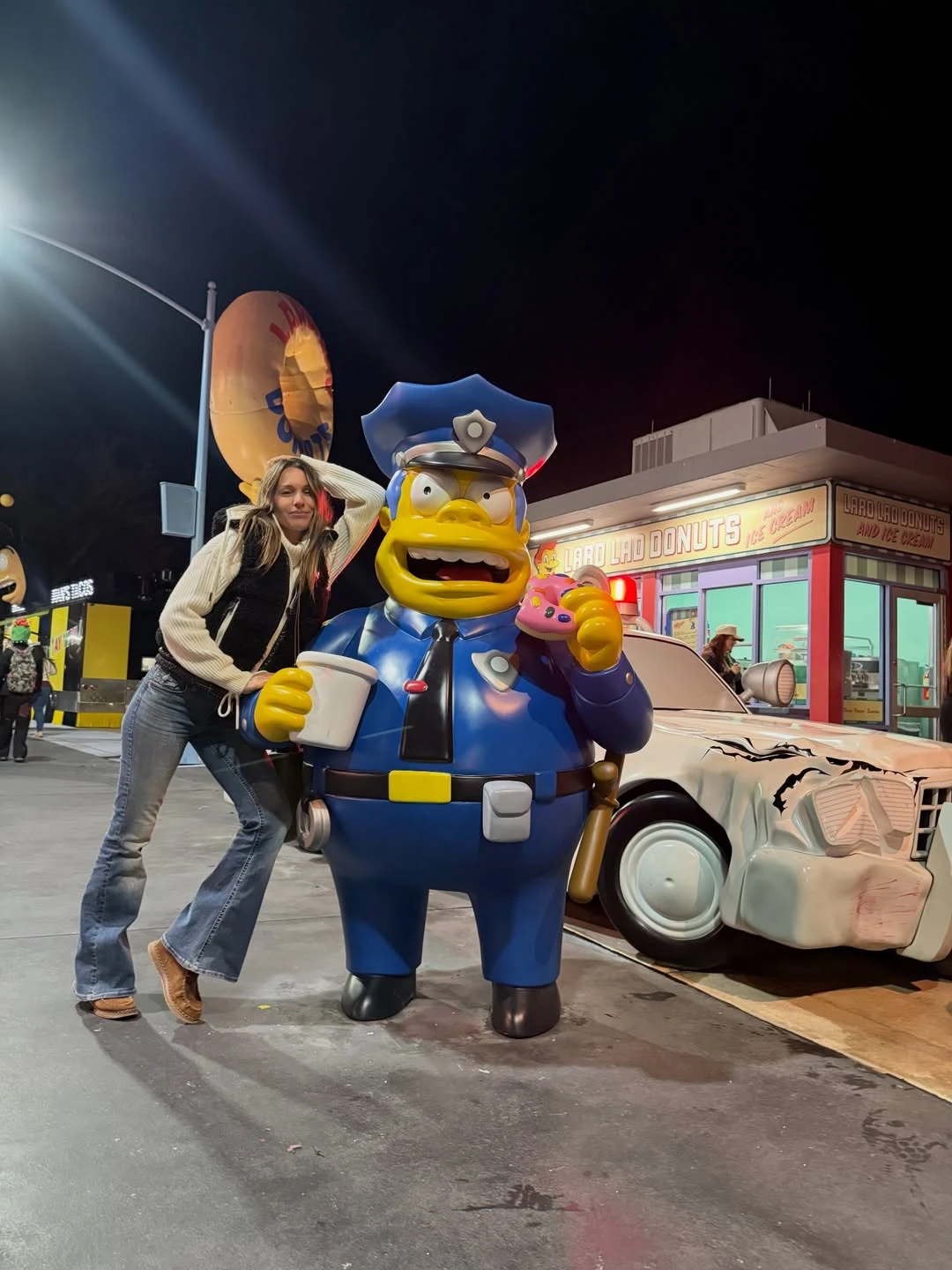 La modelo junto a los personajes de Los Simpsons. Fotos: IG.