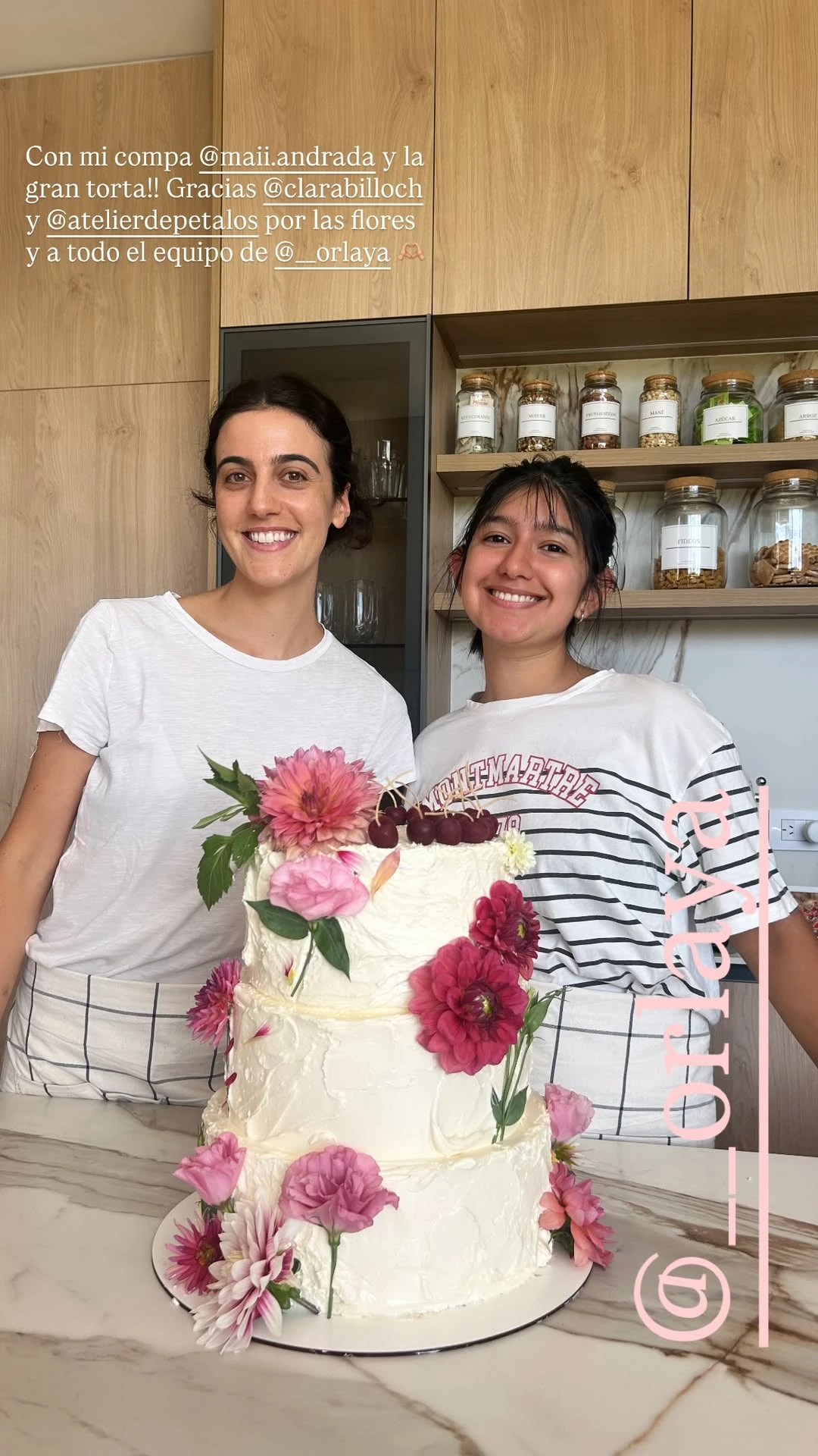 Chiara Rossi y una colaboradora suya mostrando la torta preparada para Francesca Icardi