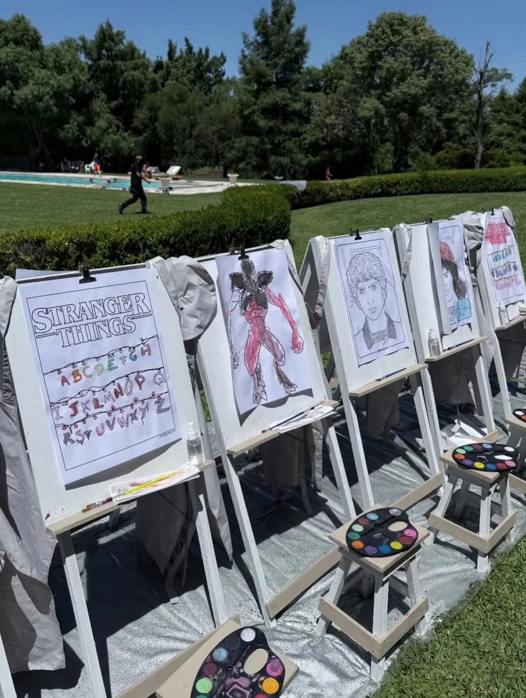 Los invitados tenían pizarras para pintar al aire libre. Fotos: IG.