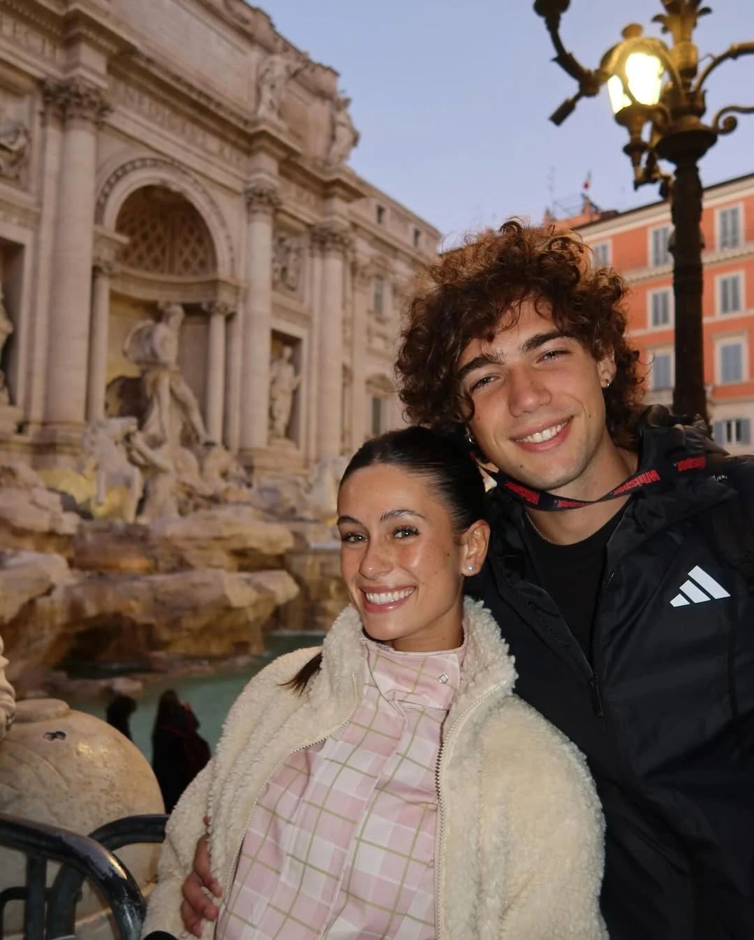 Lola Abraldes y Mateo Belmonte se fotografiaron en la Fontana Di Trevi. Fotos: IG.