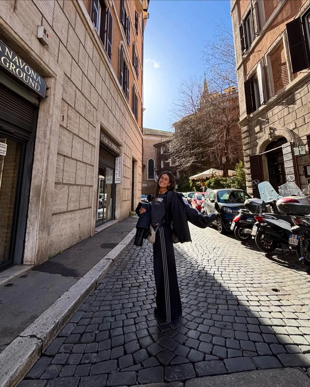 Lola caminando por las calles italianas. Fotos: IG.