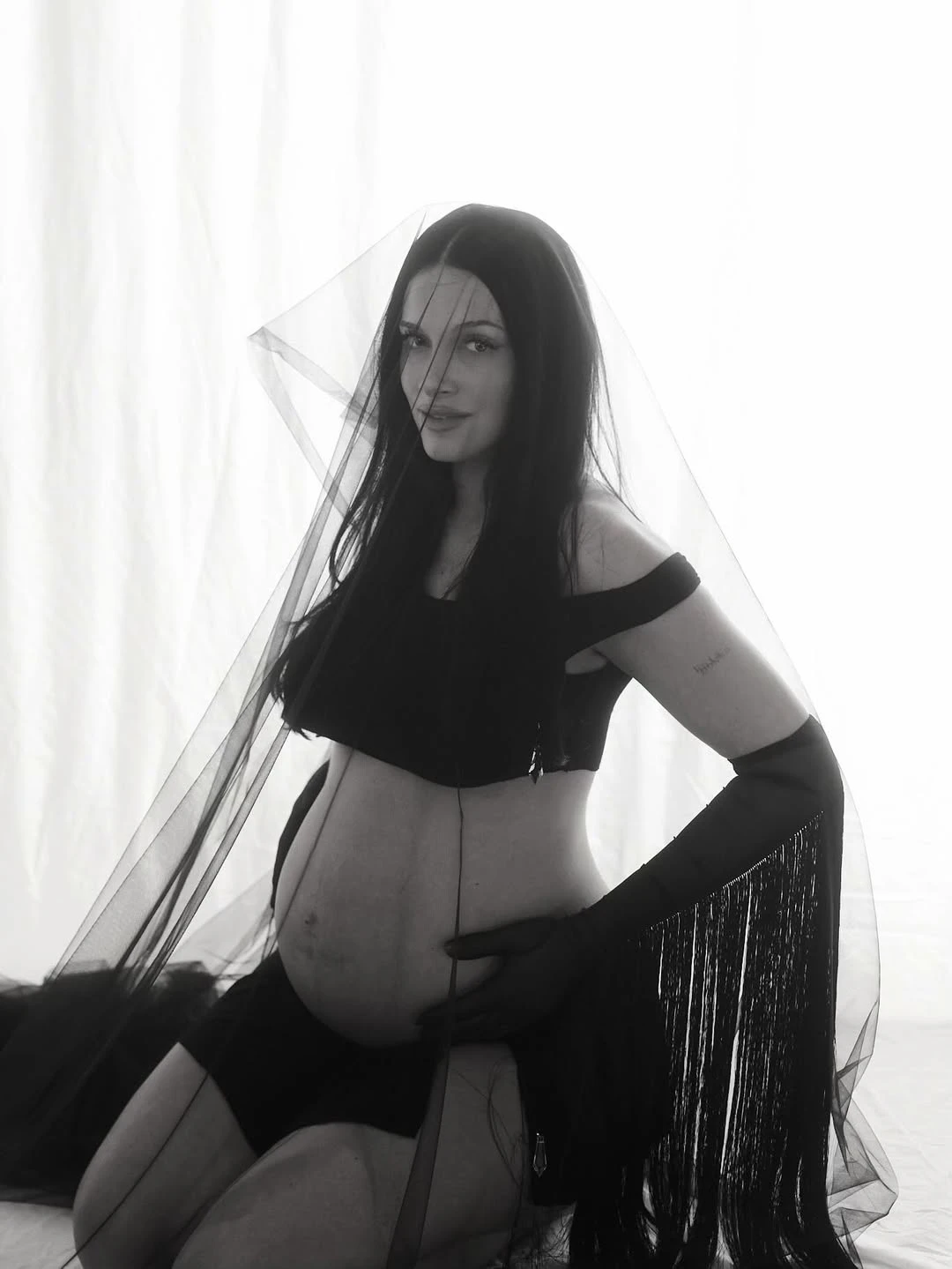 La actriz lució un conjunto negro con un velo de tul. Fotos: IG. 