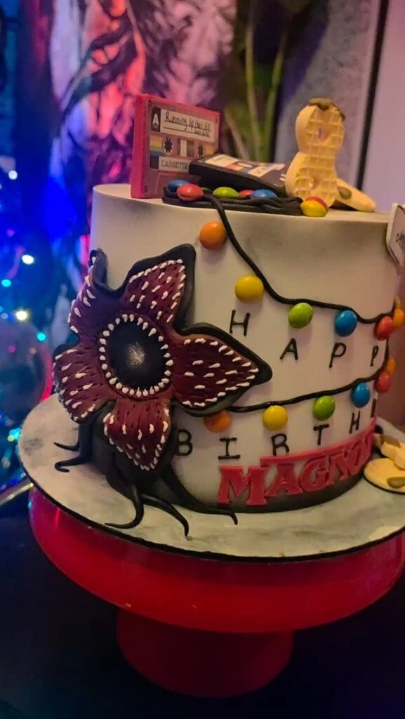 La torta siguió la temática de Stranger Things. Fotos: IG.