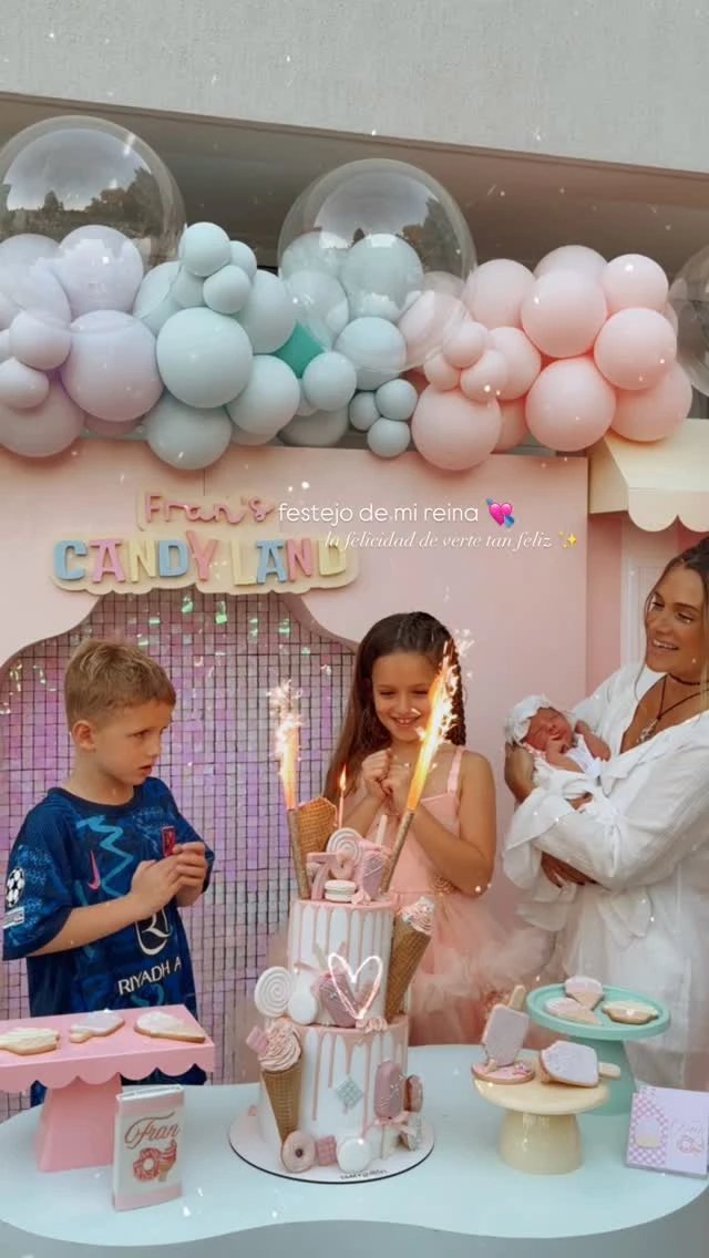 Estuvo presente su hermana Aitana. Fotos: IG. 