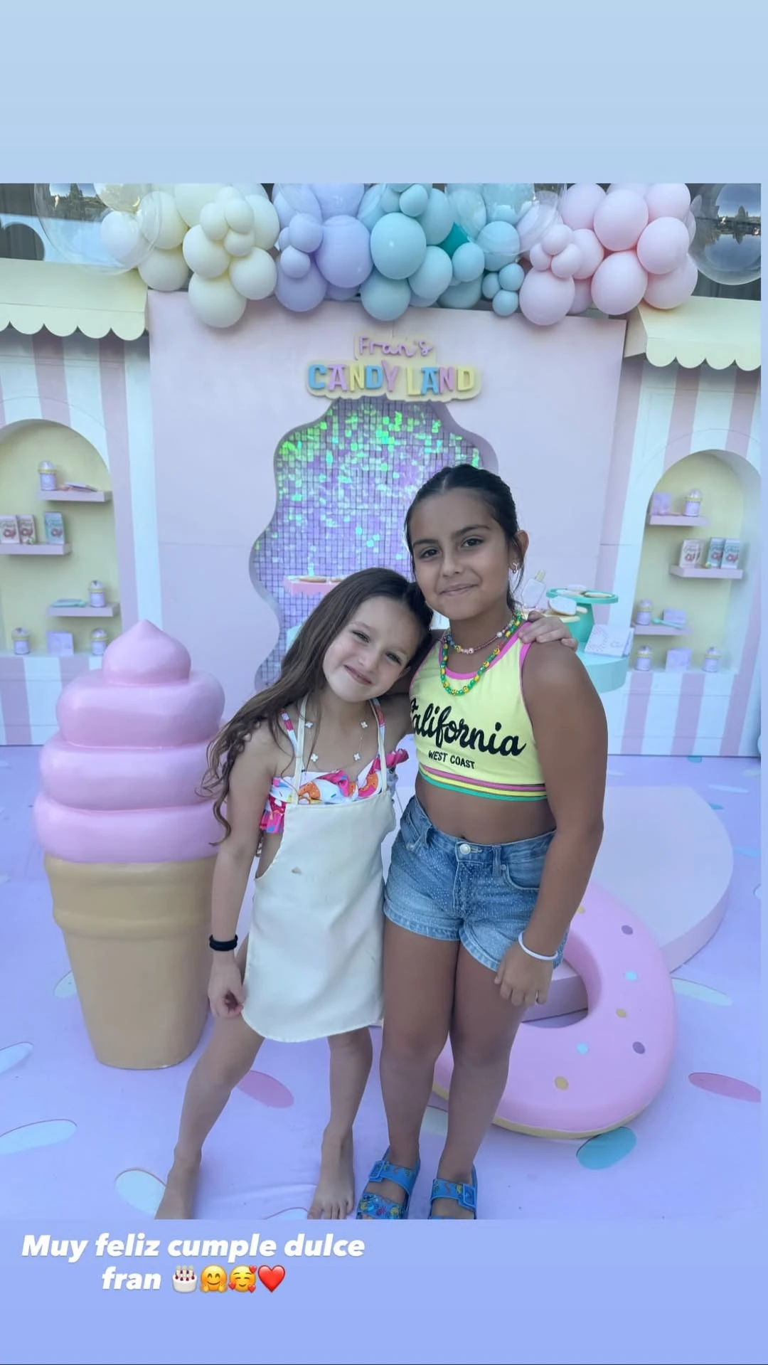 Francesca con una de sus amiguitas. Fotos: IG.