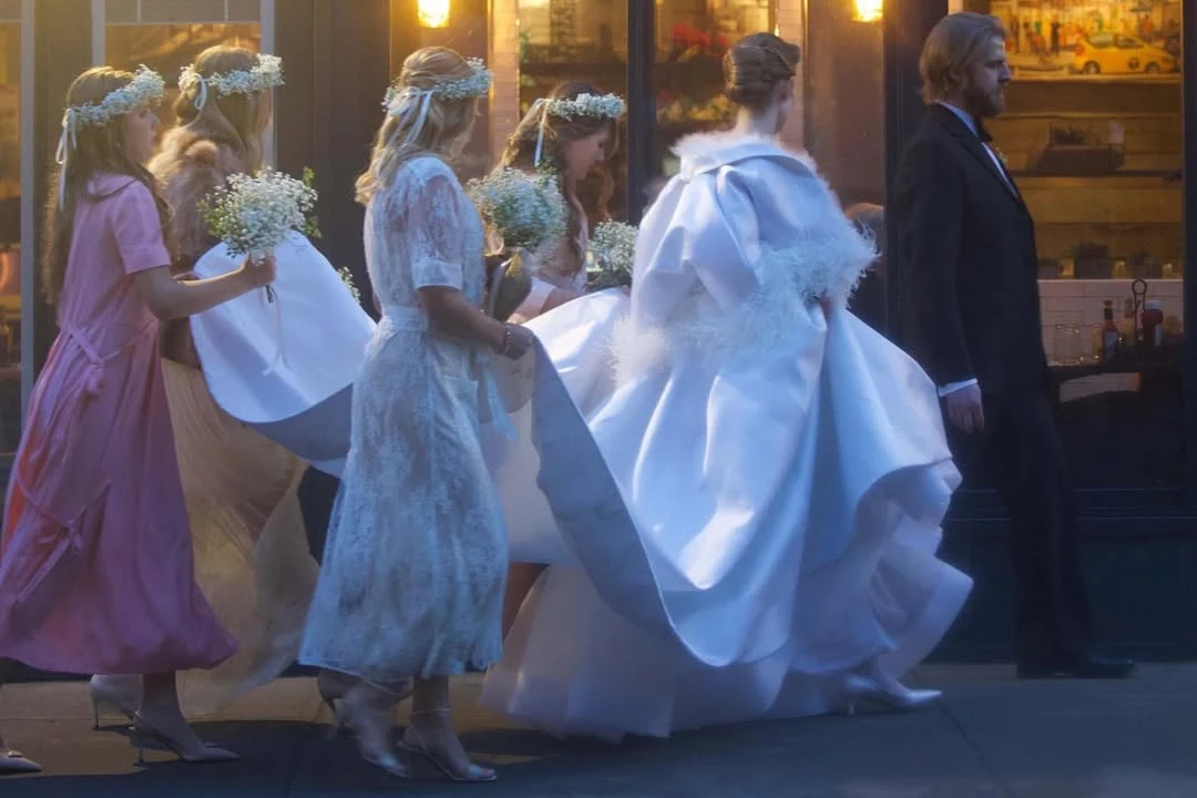 El look minimalista de Maya Hawke: así fue la boda sorpresa en San Valentín de la hija de Ethan Hawke y Uma Thurman