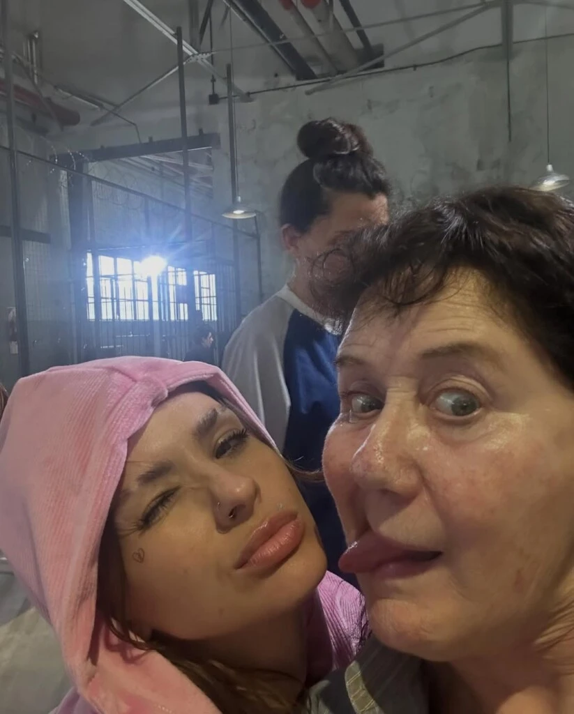 ejos del dramatismo de la historia, las imágenes del backstage reflejan risas, abrazos y una evidente complicidad.