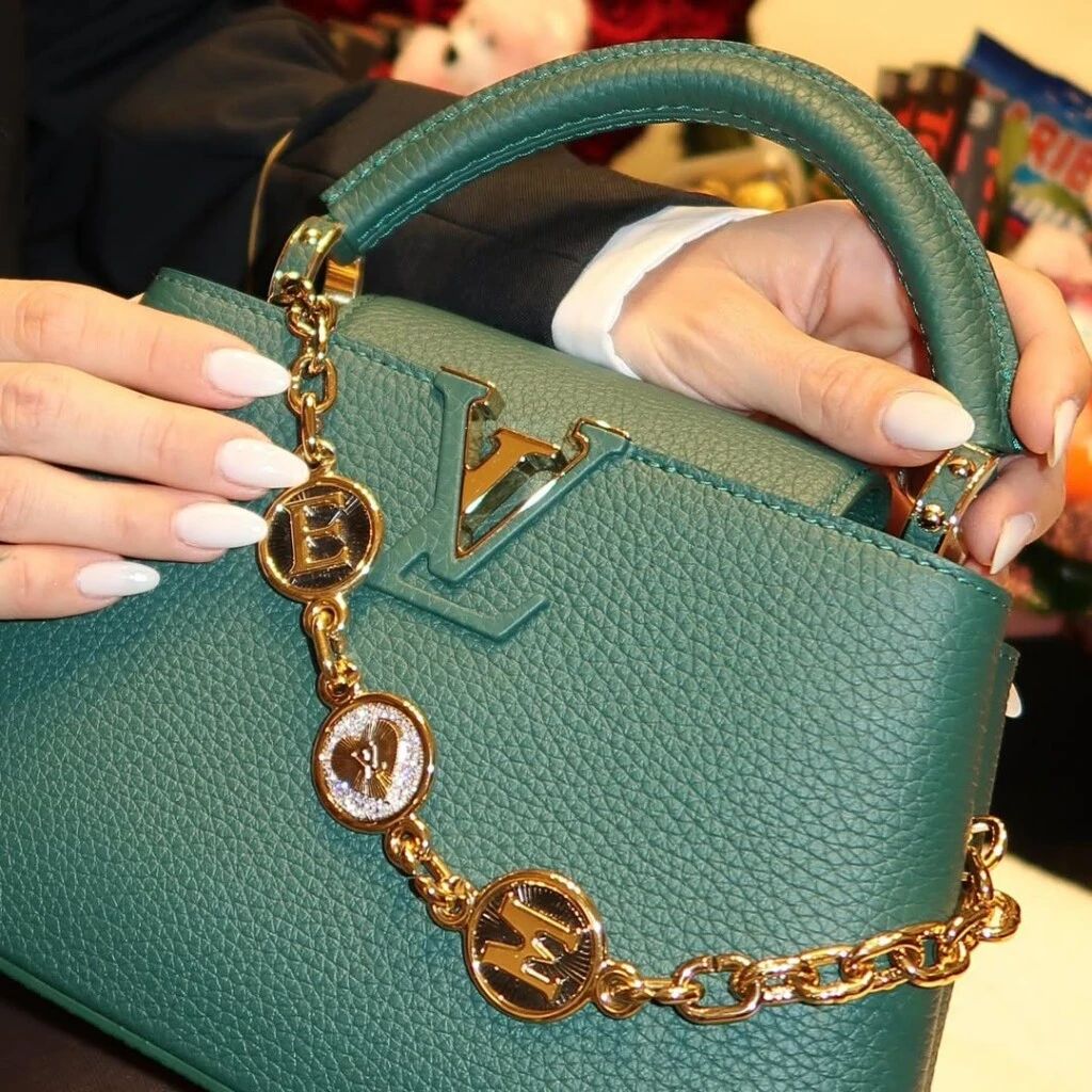 En la tercera foto se reveló el contenido: un bolso Capucines Mini de Louis Vuitton, en color verde esmeralda con cadenas doradas.