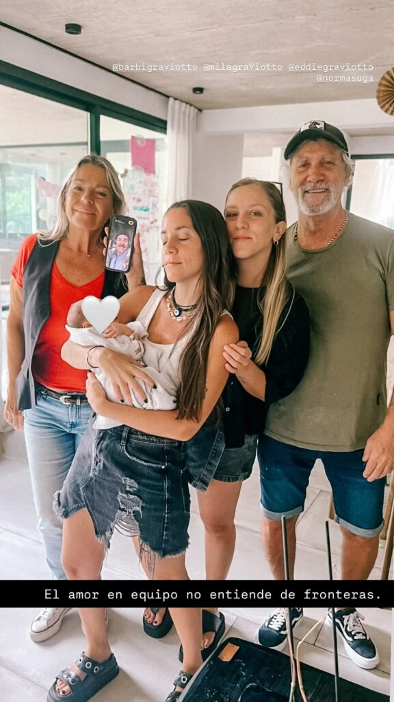 Timoteo junto a la familia de su padre Sebastián Graviotto. Foto: IG. 