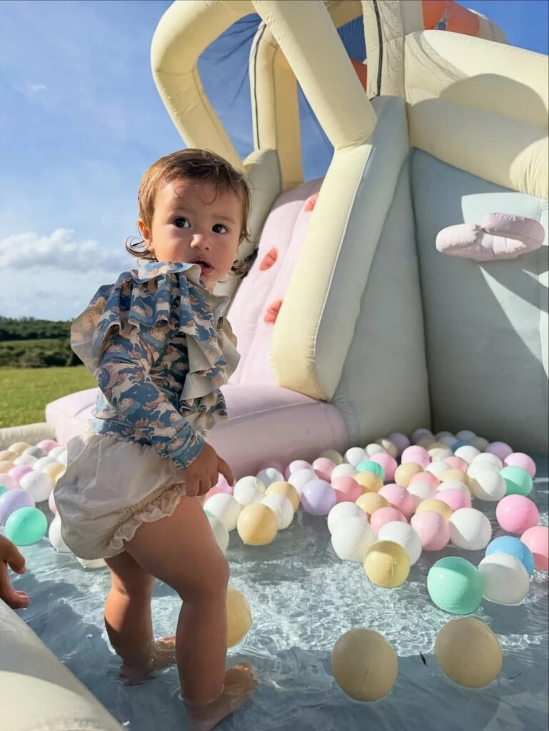 Bee, la hija menor de Calu Rivero. Fotos: Ig.