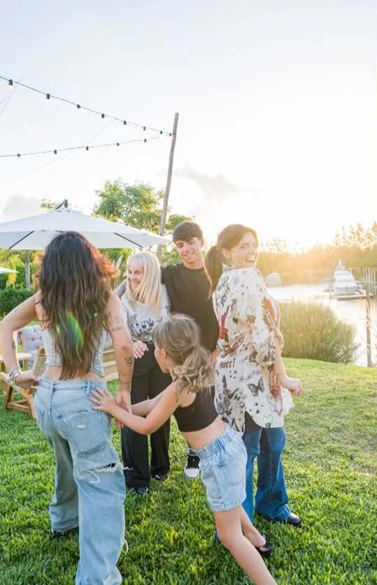 Benjamín junto a Claudia Villafañe y Dalma. Fotos: IG.