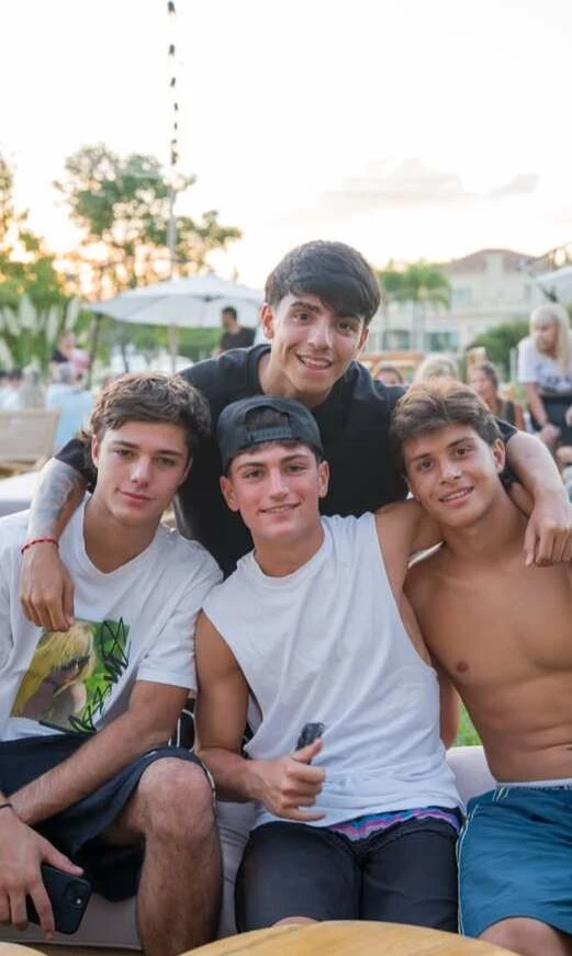 Benjamín junto a sus amigos. Fotos: IG.