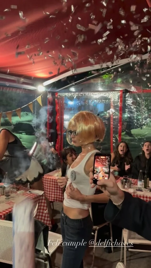 La actriz celebró con una peluca y gafas. Fotos: IG. 