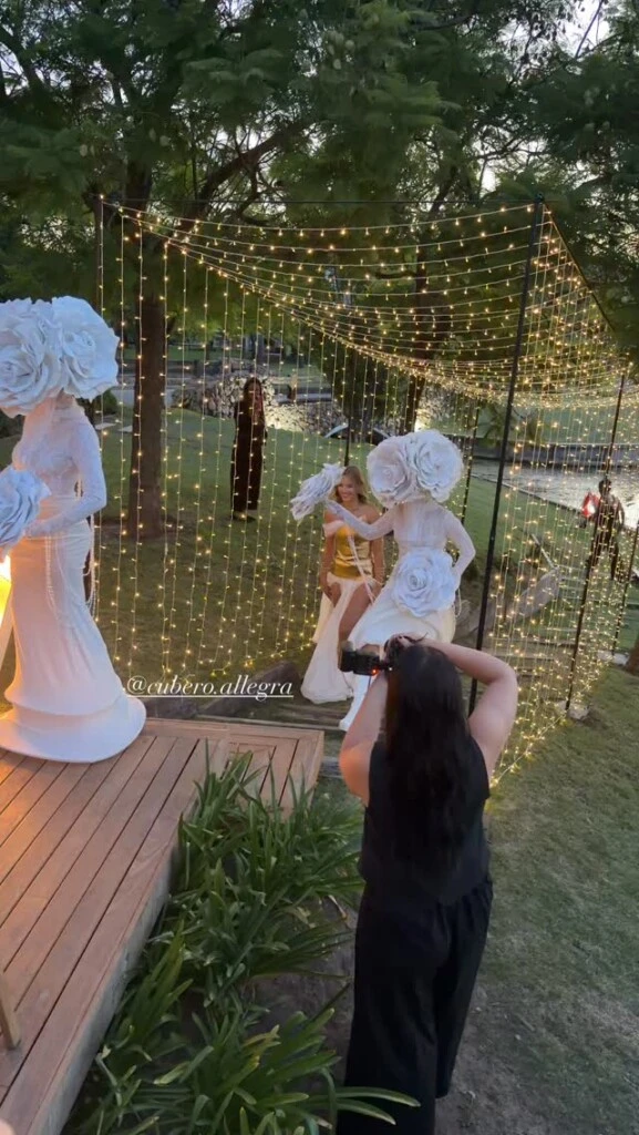 Durante su ingreso, dos mujeres personificadas como flores formaron parte del despliegue escénico.