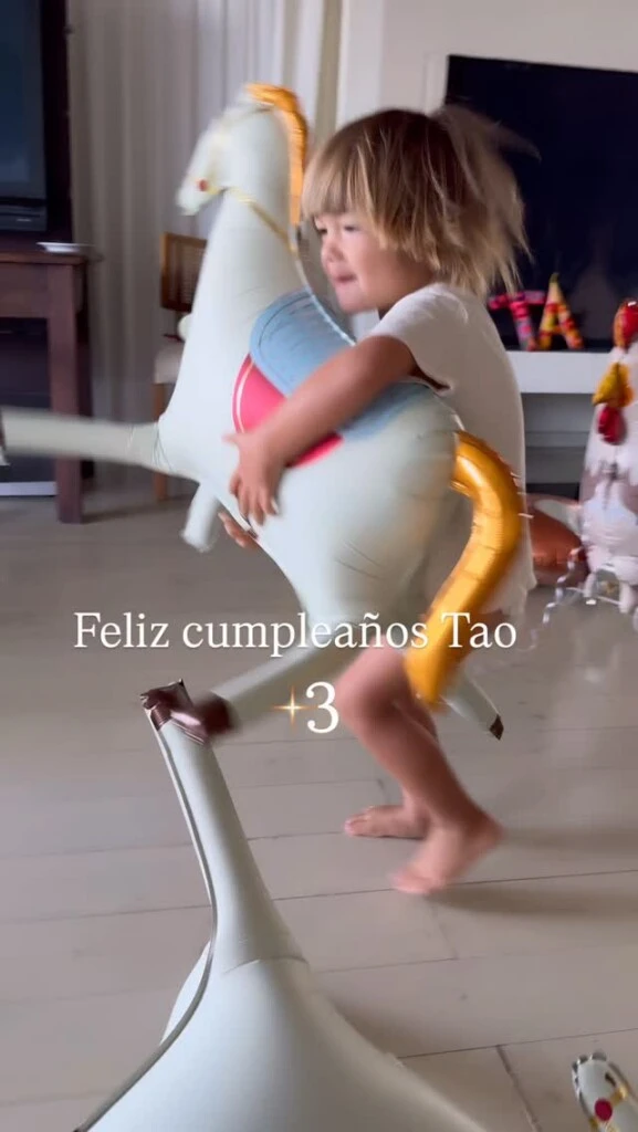 Tao se prepara para el festejo de sus tres años. Fotos: IG.