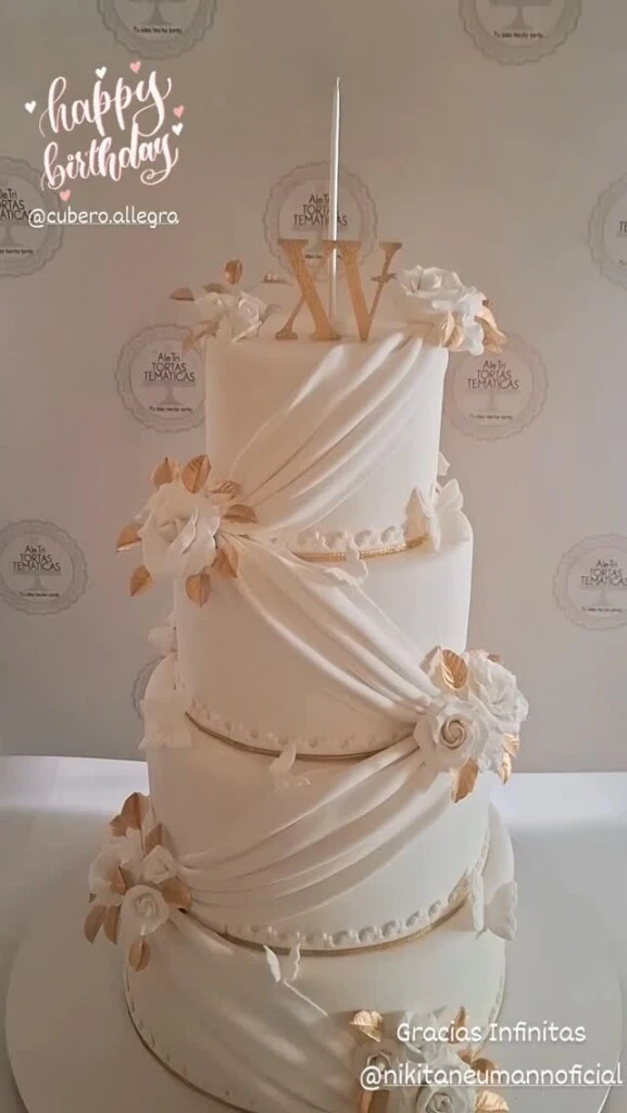 En la torta se destacaron los detalles en dorado. 