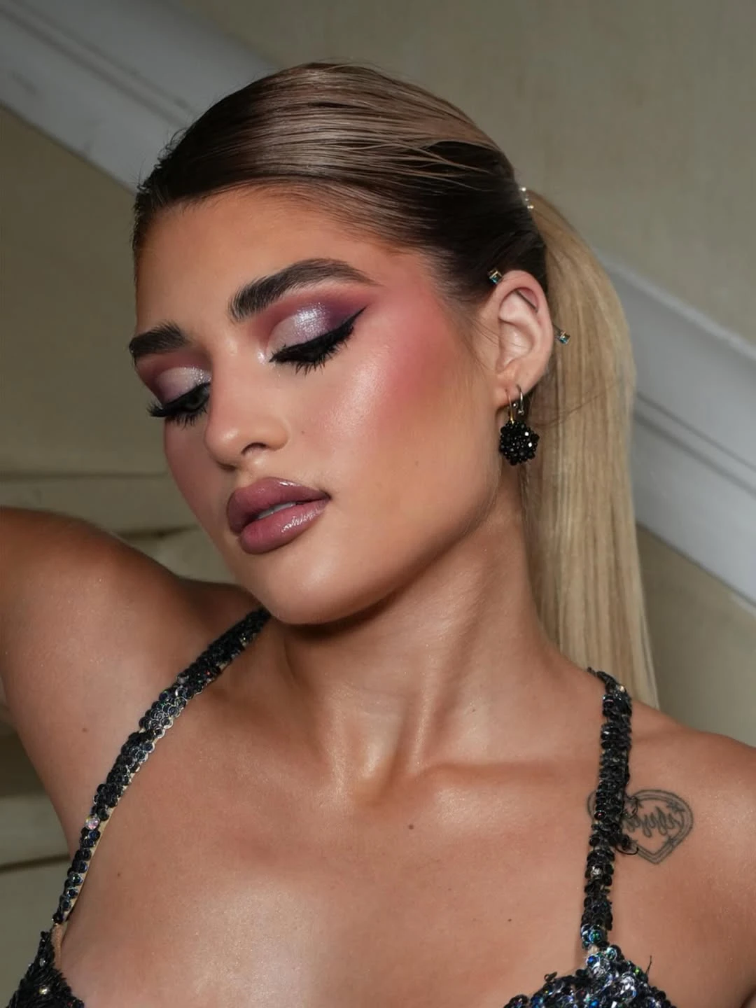 La sombra rosa le aportó frescura y contraste. 