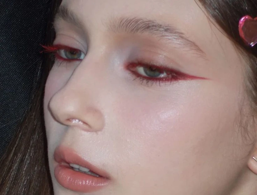 Cambiar el clásico delineado negro por uno rojo aporta personalidad y frescura al look. Foto: Pinterest